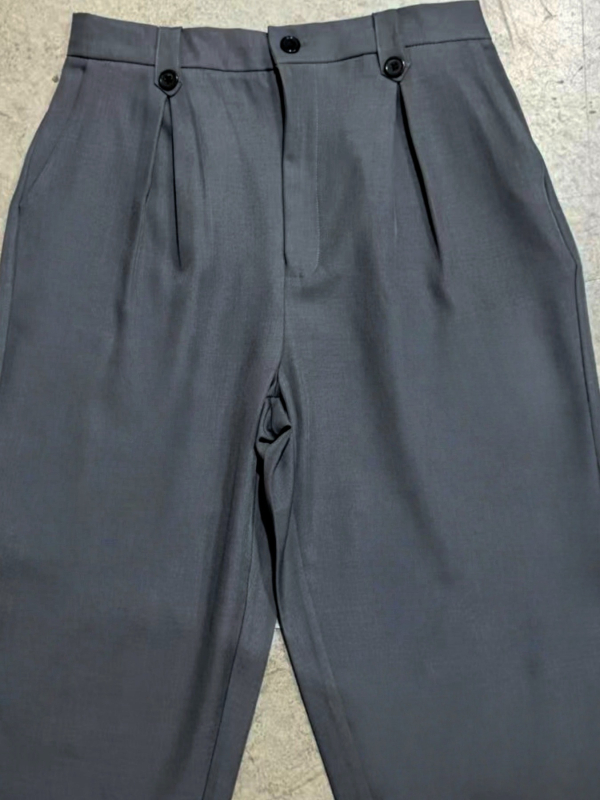 Hlače, slim-fit, uski kroj, poliester vlakno, blaga rastezljivost, pogodne za proljeće i jesen.
