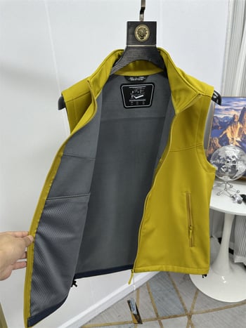 Muška fleec vesta sa stojećim ovratnikom, zatvarač, podstava od poliestera, džepovi sa zatvaračem, ravni rub (stojeći ovratnik; zatvarač; podstava od poliestera; džepovi sa zatvaračem; ravni rub)