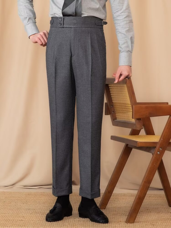 Muške hlače ravnog kroja, visok struk, lagani poslovni stil, podesiva kopča, dekorativne gumbe, 70% poliester