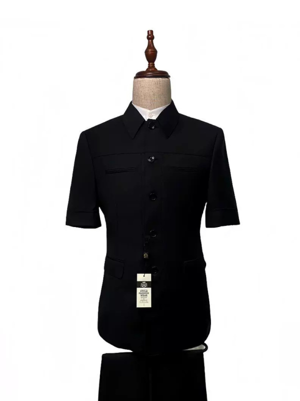 Poslovni komplet kratkih rukava od laneno-pamučne smjese, slim fit, ovratnik odijela, zatvaranje s jednim redom tri gumba, prozračan i otporan