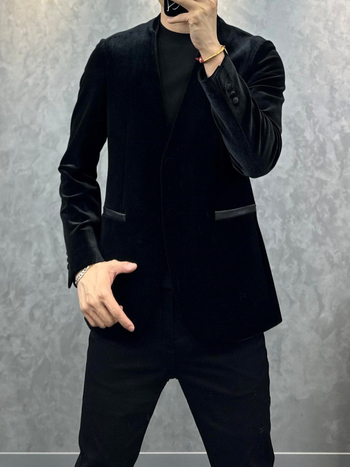 Muško sako od baršuna uskog kroja, ravni rever, jednosredno dva gumba, materijal protiv prljavštine, casual poslovni stil