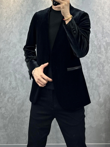 Muško sako od baršuna uskog kroja, ravni rever, jednosredno dva gumba, materijal protiv prljavštine, casual poslovni stil