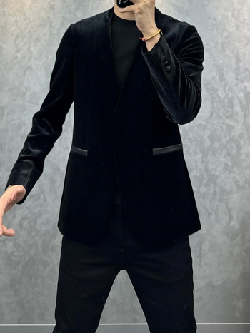 Muško sako od baršuna uskog kroja, ravni rever, jednosredno dva gumba, materijal protiv prljavštine, casual poslovni stil