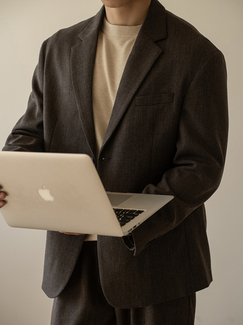 Muško poslovno odijelo slim-fit s ravnim reverom, jednobrodno s dva gumba, otporno na nabor i zadržava toplinu, zimska kolekcija 2025