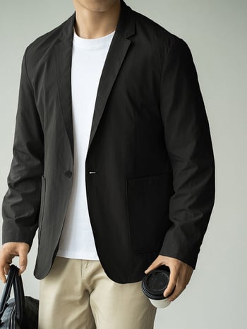 Teksturirano jednobojno sako s ovratnikom od odijela i zatvaranjem na jedno dugme; tkanina: 81,4% poliester, 18,6% najlon; podstava: poliester; slobodan kroj; jednobojna boja