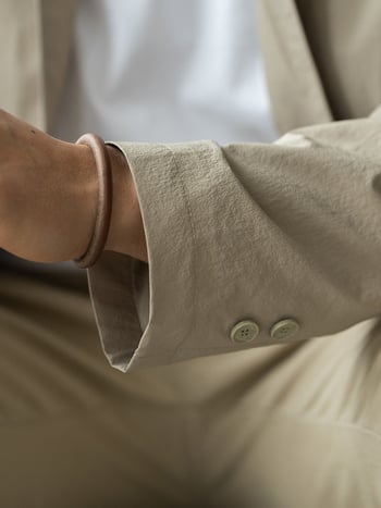 Teksturirano jednobojno sako s ovratnikom od odijela i zatvaranjem na jedno dugme; tkanina: 81,4% poliester, 18,6% najlon; podstava: poliester; slobodan kroj; jednobojna boja