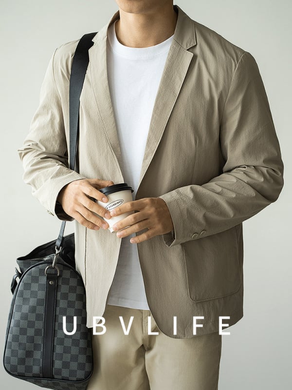 Teksturirano jednobojno sako s ovratnikom od odijela i zatvaranjem na jedno dugme; tkanina: 81,4% poliester, 18,6% najlon; podstava: poliester; slobodan kroj; jednobojna boja