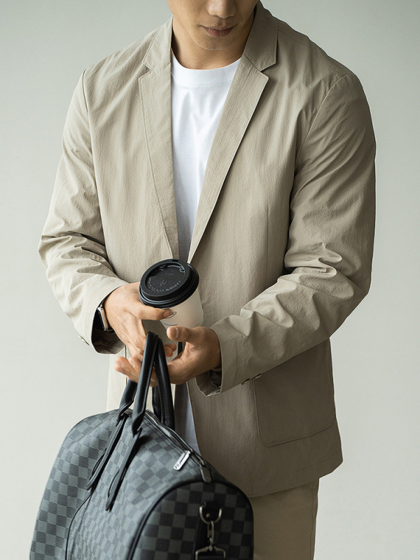 Teksturirano jednobojno sako s ovratnikom od odijela i zatvaranjem na jedno dugme; tkanina: 81,4% poliester, 18,6% najlon; podstava: poliester; slobodan kroj; jednobojna boja