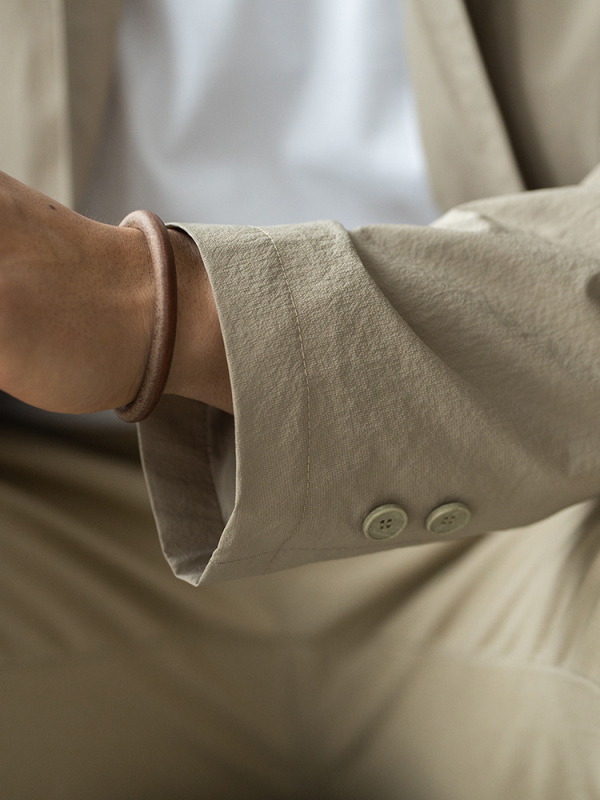 Teksturirano jednobojno sako s ovratnikom od odijela i zatvaranjem na jedno dugme; tkanina: 81,4% poliester, 18,6% najlon; podstava: poliester; slobodan kroj; jednobojna boja