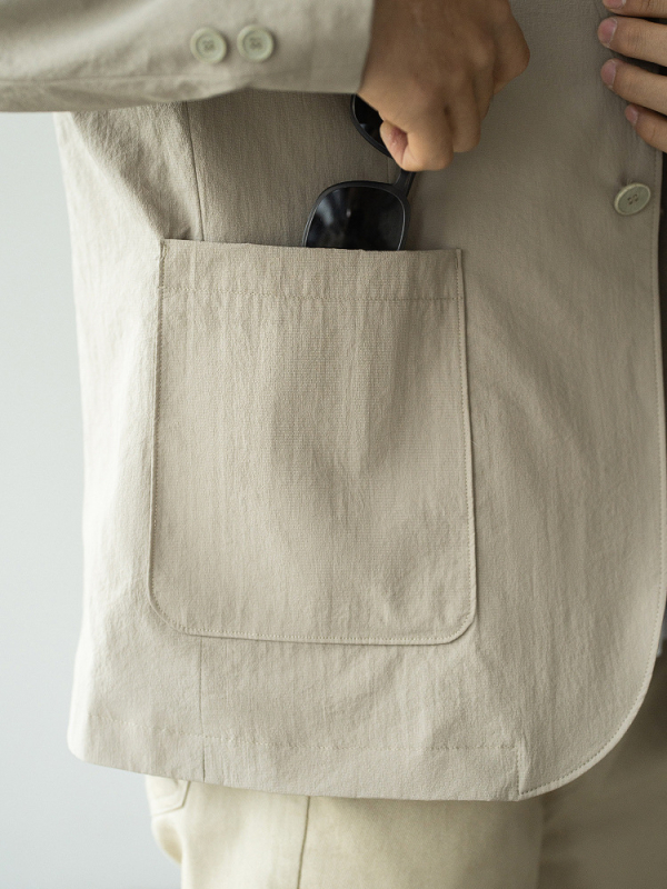 Teksturirano jednobojno sako s ovratnikom od odijela i zatvaranjem na jedno dugme; tkanina: 81,4% poliester, 18,6% najlon; podstava: poliester; slobodan kroj; jednobojna boja