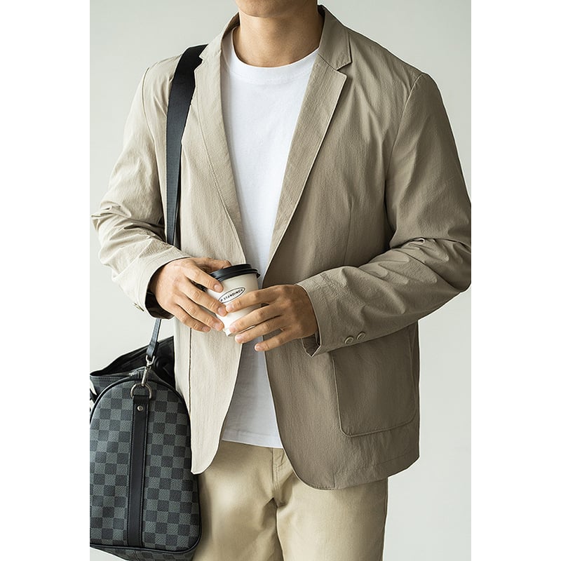 Teksturirano jednobojno sako s ovratnikom od odijela i zatvaranjem na jedno dugme; tkanina: 81,4% poliester, 18,6% najlon; podstava: poliester; slobodan kroj; jednobojna boja