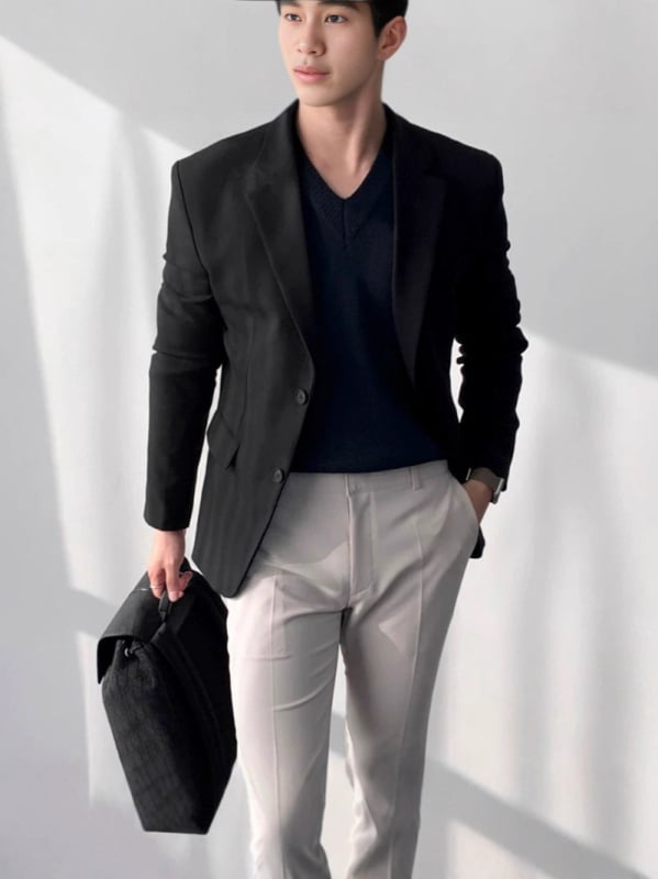 Muško formalno sako uskog kroja, prednje kopčanje s dva gumba, bez glačanja, tkanina od poliester-sintetička smjesa (95% poliestera)