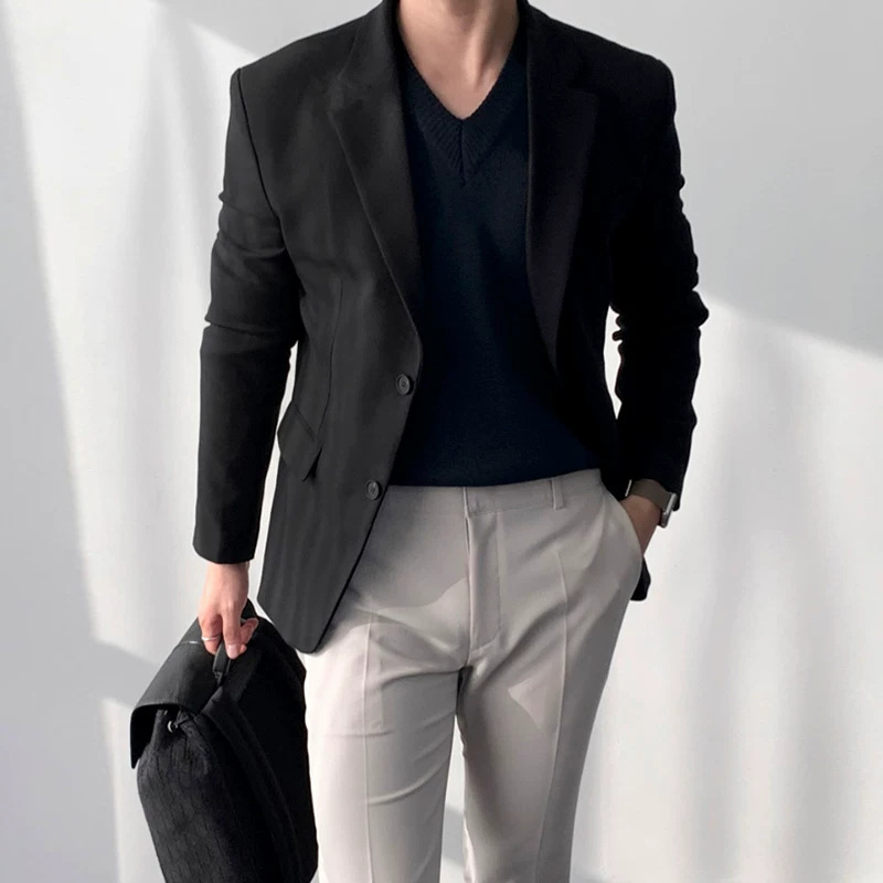 Muško formalno sako uskog kroja, prednje kopčanje s dva gumba, bez glačanja, tkanina od poliester-sintetička smjesa (95% poliestera)