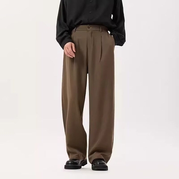 Férfiaknak szánt lazán szabott egyenes, széles szárú nadrág, üzleti stílus, poliészter 91–95% kémiai rostok keveréke, vasalásmentes, tavasz–őszre