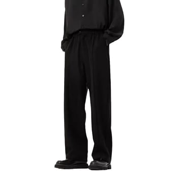 Férfiaknak szánt lazán szabott egyenes, széles szárú nadrág, üzleti stílus, poliészter 91–95% kémiai rostok keveréke, vasalásmentes, tavasz–őszre