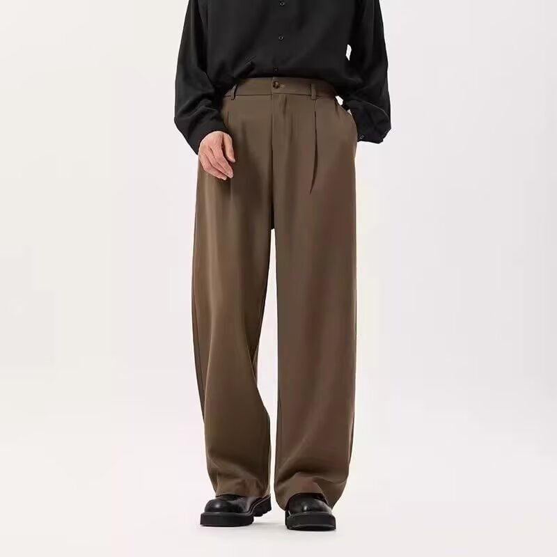 Férfiaknak szánt lazán szabott egyenes, széles szárú nadrág, üzleti stílus, poliészter 91–95% kémiai rostok keveréke, vasalásmentes, tavasz–őszre