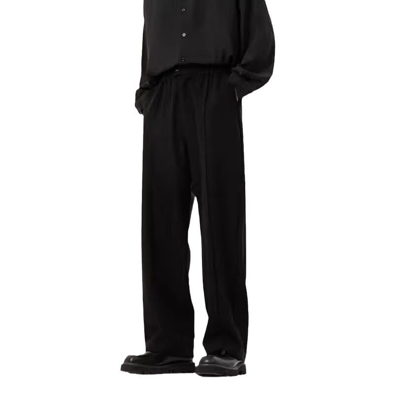 Férfiaknak szánt lazán szabott egyenes, széles szárú nadrág, üzleti stílus, poliészter 91–95% kémiai rostok keveréke, vasalásmentes, tavasz–őszre