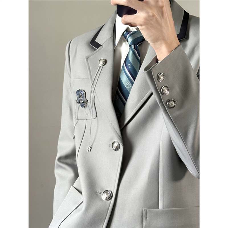 Laza szabású öltöny, Koreai stílus, zakó gallér, háromgombos zárás, hosszú ujjú