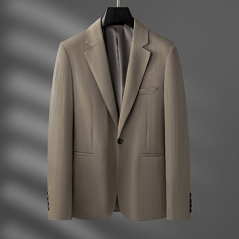 Muški odijelo bez glačanja, modalno-polyester smjesa (50% polyester), podstava poliester, slim fit, više džepova, lagani poslovni stil