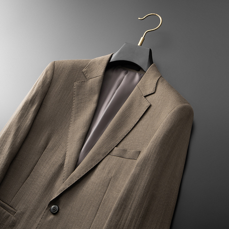 Muški odijelo bez glačanja, modalno-polyester smjesa (50% polyester), podstava poliester, slim fit, više džepova, lagani poslovni stil