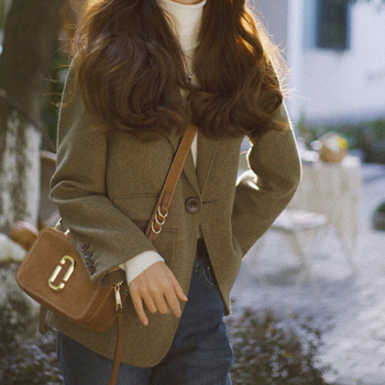 Női gyapjú öltönyzakó, 3D mintázat, szirmu ujjú, egysoros zárás, laza szabás, őszi 2025