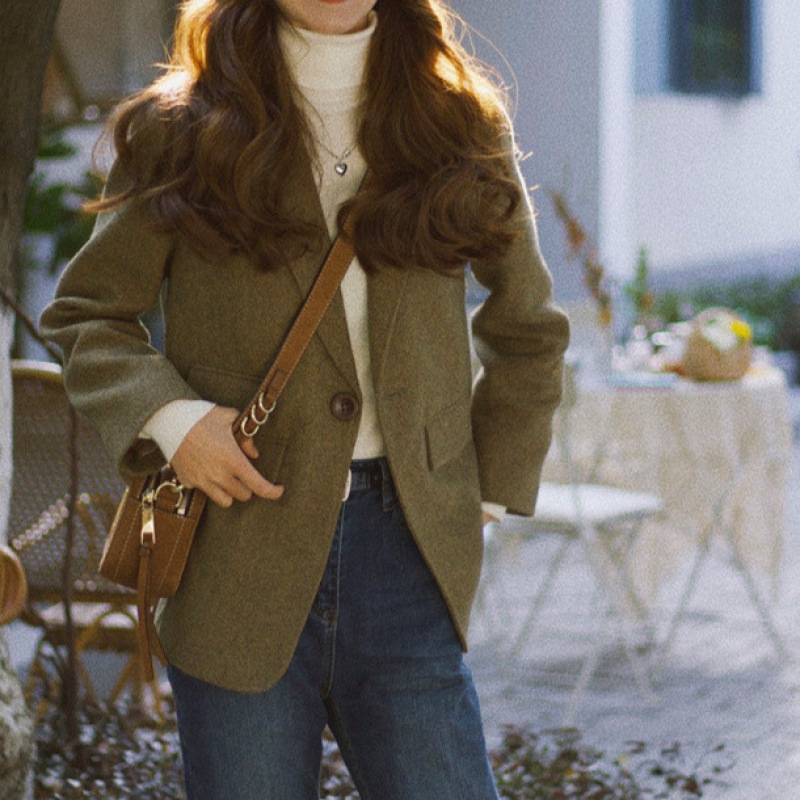 Női gyapjú öltönyzakó, 3D mintázat, szirmu ujjú, egysoros zárás, laza szabás, őszi 2025