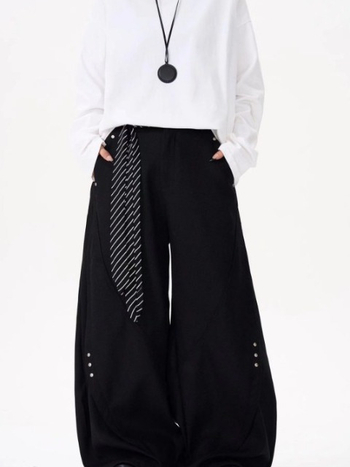Pantalone High Street retro dizajn s dekonstrukcijskim rivet detaljima, blago šireći kroj, mikroelastični poliestar, proljeće–jesen