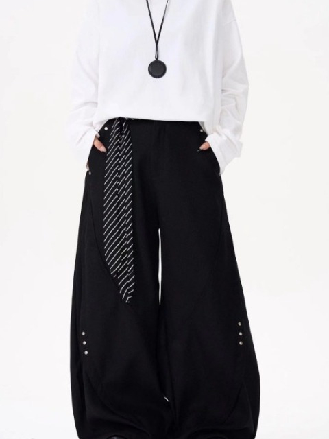 Pantalone High Street retro dizajn s dekonstrukcijskim rivet detaljima, blago šireći kroj, mikroelastični poliestar, proljeće–jesen