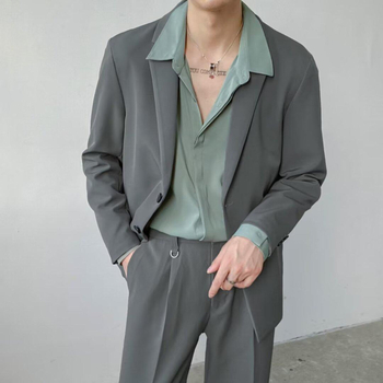 Férfiaknak szabadidő öltöny, laza szabás, zakó-nyak, egyszínű poliészter anyag, vasalás nélkül, több zseb, alkalmas négy évszakra