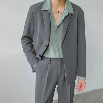 Férfiaknak szabadidő öltöny, laza szabás, zakó-nyak, egyszínű poliészter anyag, vasalás nélkül, több zseb, alkalmas négy évszakra