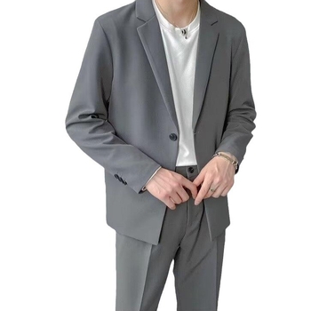 Férfiaknak szabadidő öltöny, laza szabás, zakó-nyak, egyszínű poliészter anyag, vasalás nélkül, több zseb, alkalmas négy évszakra