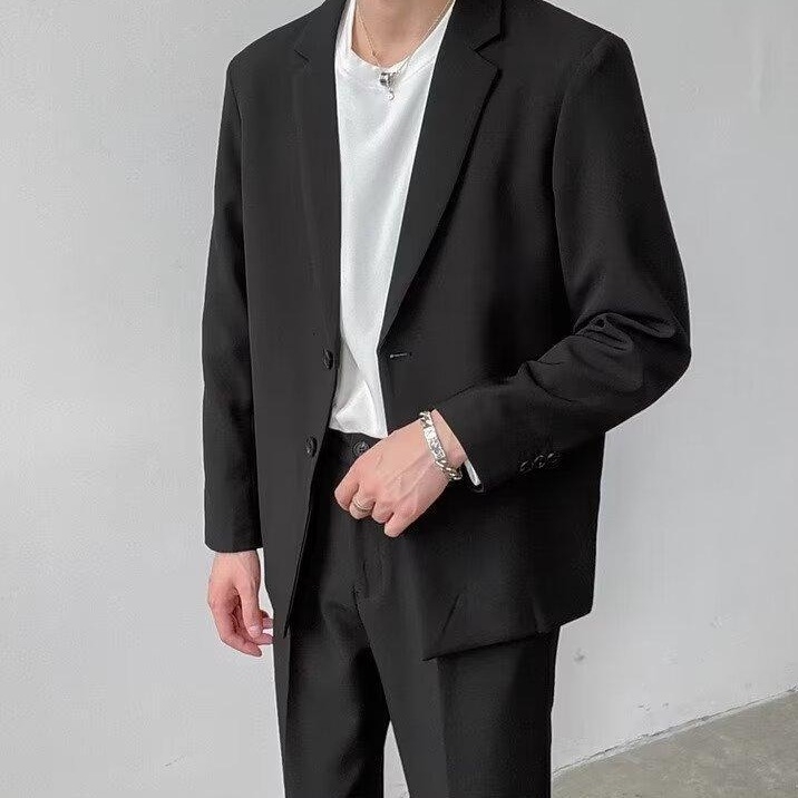 Férfiaknak szabadidő öltöny, laza szabás, zakó-nyak, egyszínű poliészter anyag, vasalás nélkül, több zseb, alkalmas négy évszakra