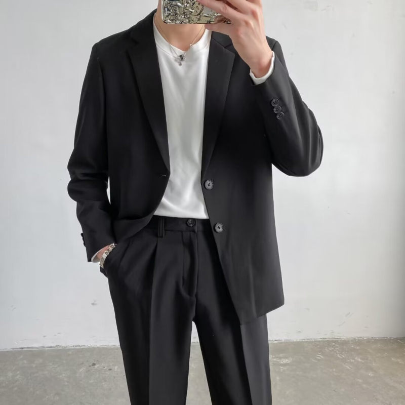 Férfiaknak szabadidő öltöny, laza szabás, zakó-nyak, egyszínű poliészter anyag, vasalás nélkül, több zseb, alkalmas négy évszakra