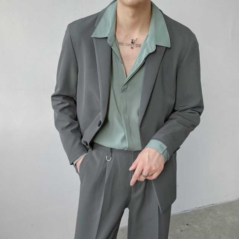 Férfiaknak szabadidő öltöny, laza szabás, zakó-nyak, egyszínű poliészter anyag, vasalás nélkül, több zseb, alkalmas négy évszakra