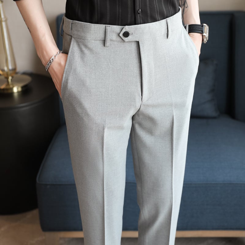 Muške hlače ravnog kroja, lagani poslovni stil, elastični pojas, bez glađenja, mješavina pamuka i poliestera (68% poliestera)