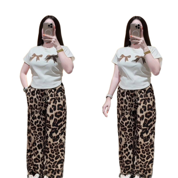Női kétrészes kosztüm leopárd mintával és széles szárú nadrággal – Milk Silk, poliészter 90–95%, nyár 2025