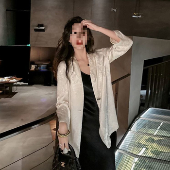 Női acetát-szátén blézer, laza szabás, egygombos zárás, 3/4-es ujjak, városi, laza elegáns stílus