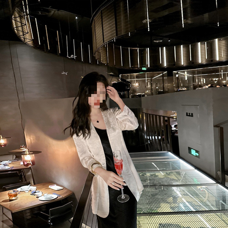 Női acetát-szátén blézer, laza szabás, egygombos zárás, 3/4-es ujjak, városi, laza elegáns stílus