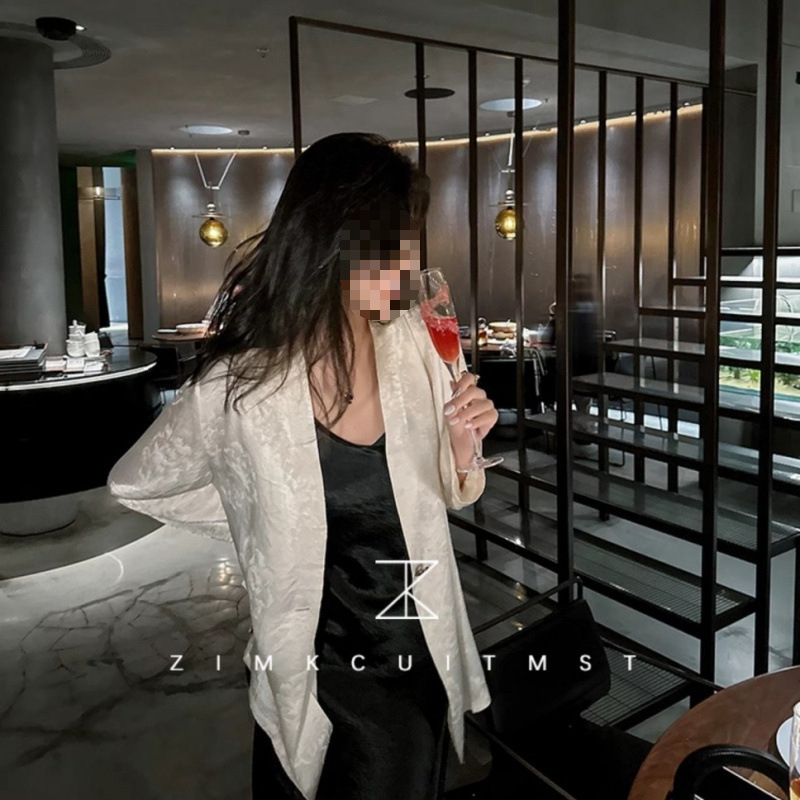 Női acetát-szátén blézer, laza szabás, egygombos zárás, 3/4-es ujjak, városi, laza elegáns stílus