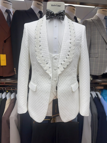 Muško poslovno odijelo slim fit s peaked reverom, jacquard tkanina, jednostruka kopča s 1 gumbom, bočni šavovi