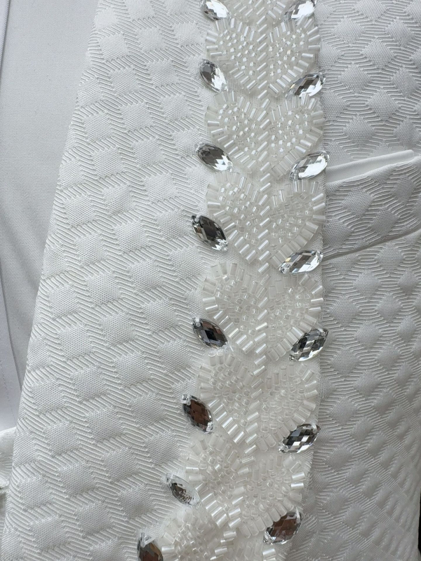 Muško poslovno odijelo slim fit s peaked reverom, jacquard tkanina, jednostruka kopča s 1 gumbom, bočni šavovi