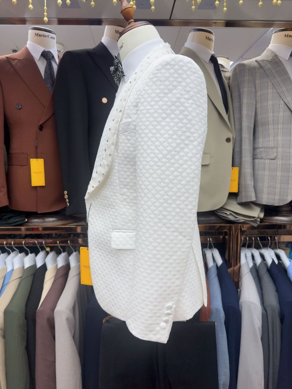 Muško poslovno odijelo slim fit s peaked reverom, jacquard tkanina, jednostruka kopča s 1 gumbom, bočni šavovi