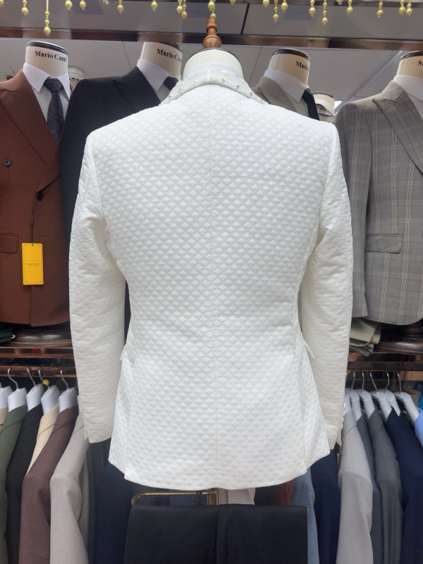 Muško poslovno odijelo slim fit s peaked reverom, jacquard tkanina, jednostruka kopča s 1 gumbom, bočni šavovi