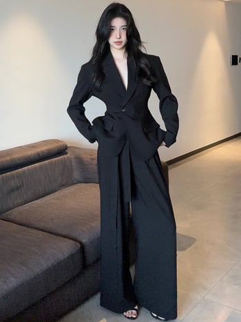 Két részes női kosztüm poliészterből, karcsú vonal, zakó gallérral, egygombos záródás, laza szabás