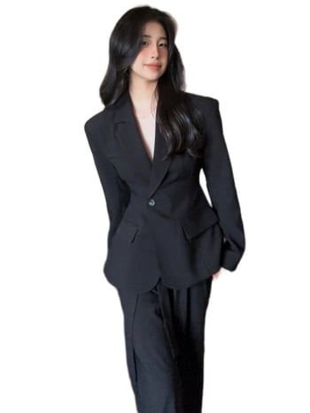 Két részes női kosztüm poliészterből, karcsú vonal, zakó gallérral, egygombos záródás, laza szabás