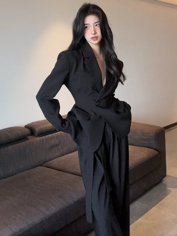 Két részes női kosztüm poliészterből, karcsú vonal, zakó gallérral, egygombos záródás, laza szabás