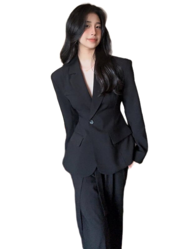 Két részes női kosztüm poliészterből, karcsú vonal, zakó gallérral, egygombos záródás, laza szabás