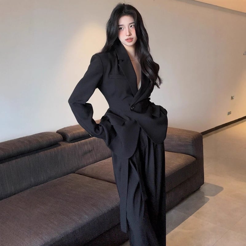 Két részes női kosztüm poliészterből, karcsú vonal, zakó gallérral, egygombos záródás, laza szabás