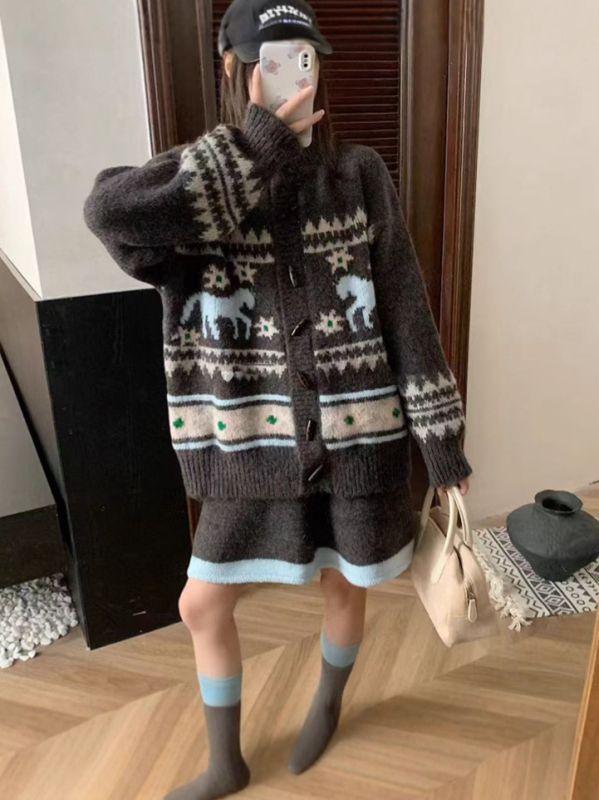Komplet od dva dijela: suknja i pulover, korejski retro pleteni uzorak Fair Isle — usklađeni po boji uzorak, mješavina poliestera i elastana, dugi rukavi, jesen 2025