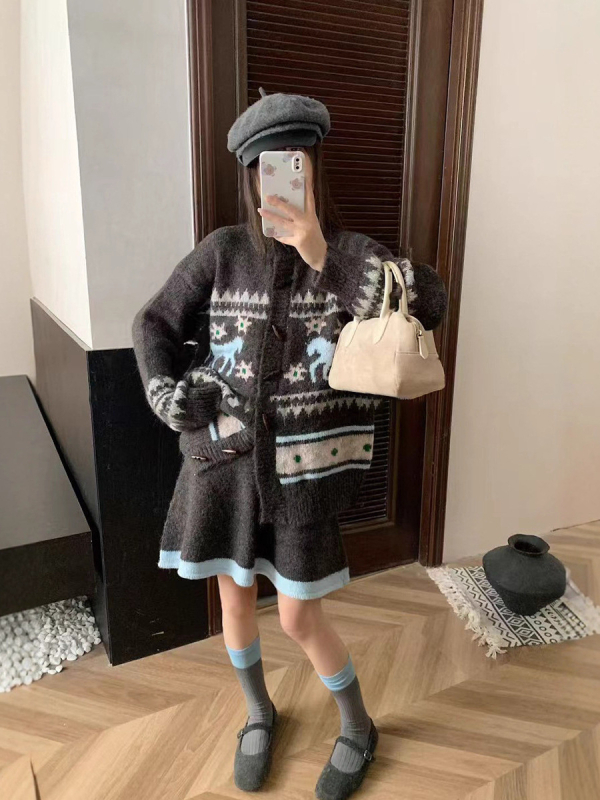Komplet od dva dijela: suknja i pulover, korejski retro pleteni uzorak Fair Isle — usklađeni po boji uzorak, mješavina poliestera i elastana, dugi rukavi, jesen 2025